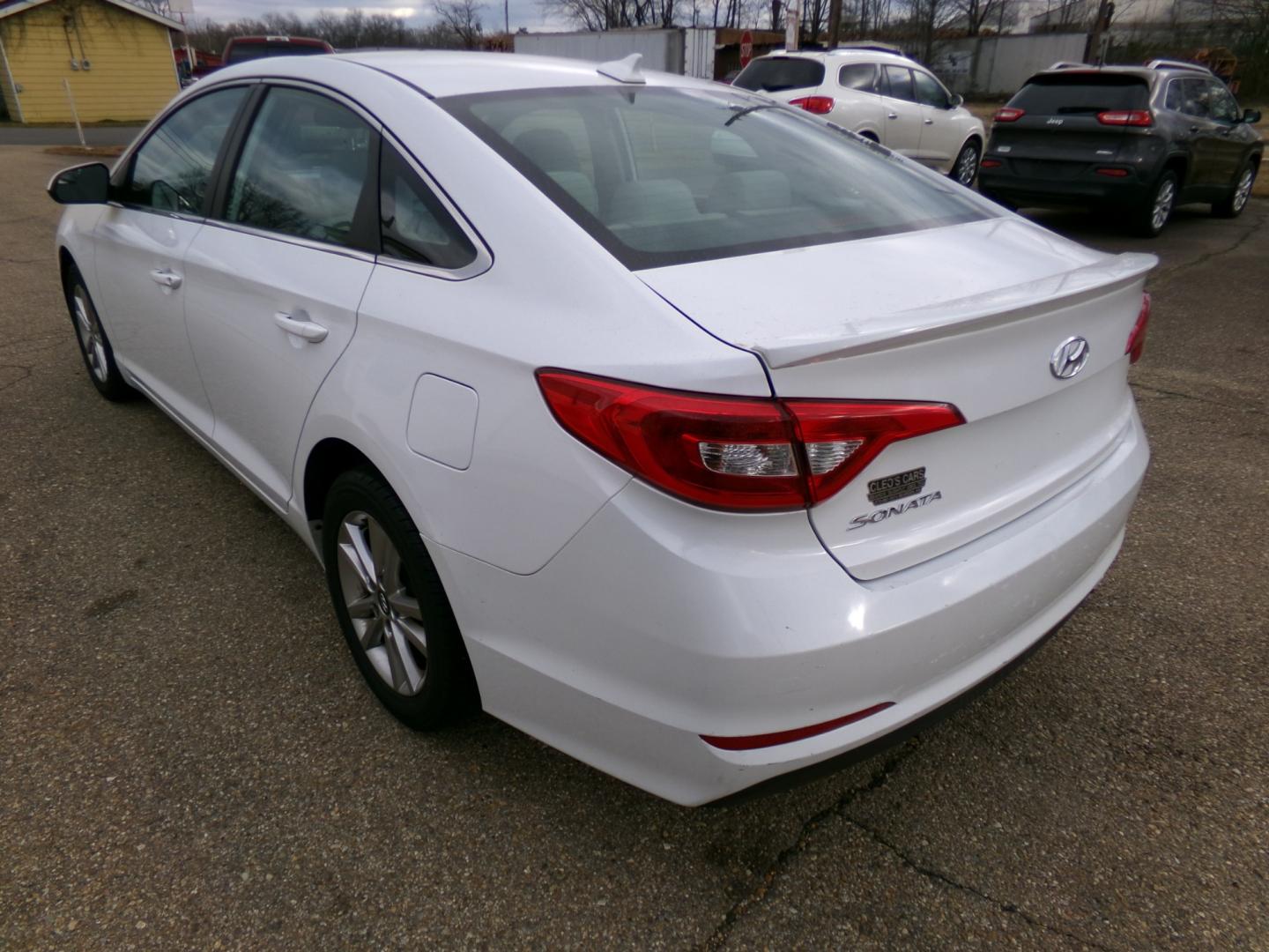 2015 White /Gray Hyundai Sonata ECO (5NPE24AF6FH) with an 1.6L L4 DOHC 16V engine, 7-Speed Automatic transmission, located at 401 First NE, Bearden, AR, 71720, (870) 687-3414, 33.726528, -92.611519 - Photo#2